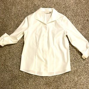 Chico’s Sz 1 classic crisp white 100% cotton shirt. Non-iron. LIKE NEW. UNWORN.